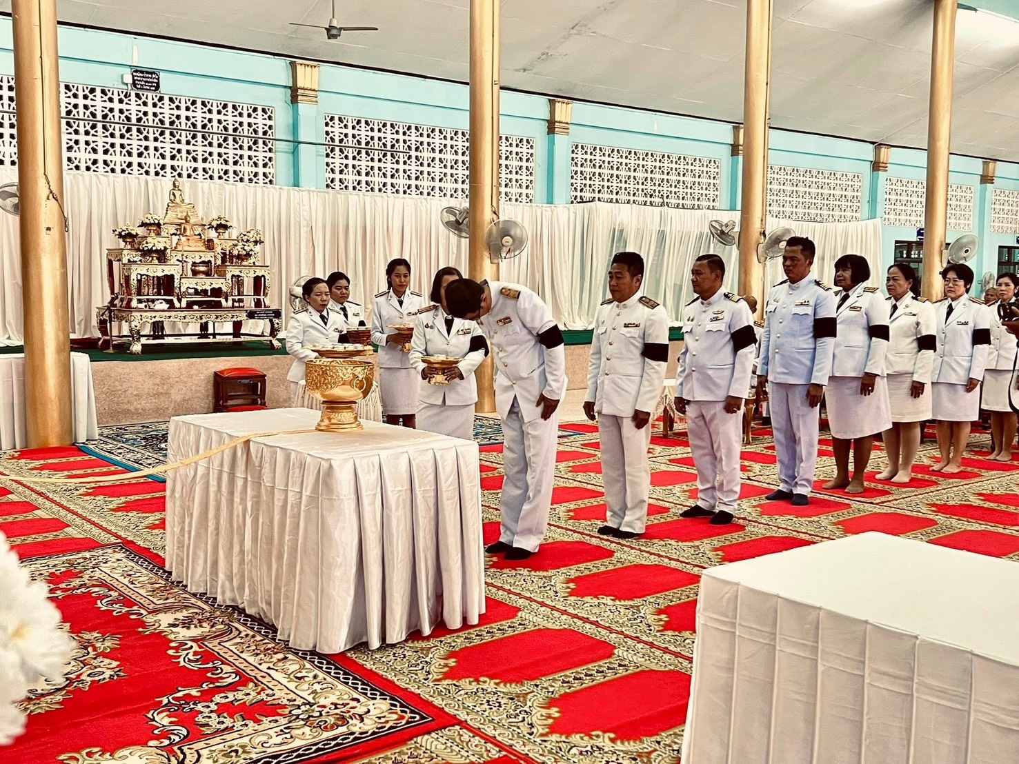 สพอ.แหลมงอบ ร่วมถวายน้ำสรงพระบรมศพหน้าพระฉายาลักษณ์ สมเด็จพระนางเจ้าสิริกิติ์ พระบรมราชินีนาถ พระบรมราชชนนีพันปีหลวง ณ วัดน้ำเชี่ยว อำเภอแหลมงอบ จังหวัดตราด 