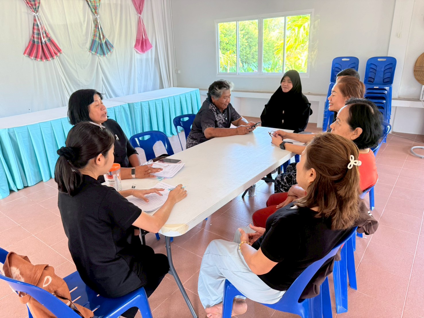 สำนักงานพัฒนาชุมชนอำเภอแหลมงอบลงพื้นที่ดำเนินการจัดประชุมคณะทำงานขับเคลื่อนกองทุนพัฒนาบทบาทสตรีตำบล/เทศบาล ตำบลน้ำเชี่ยว