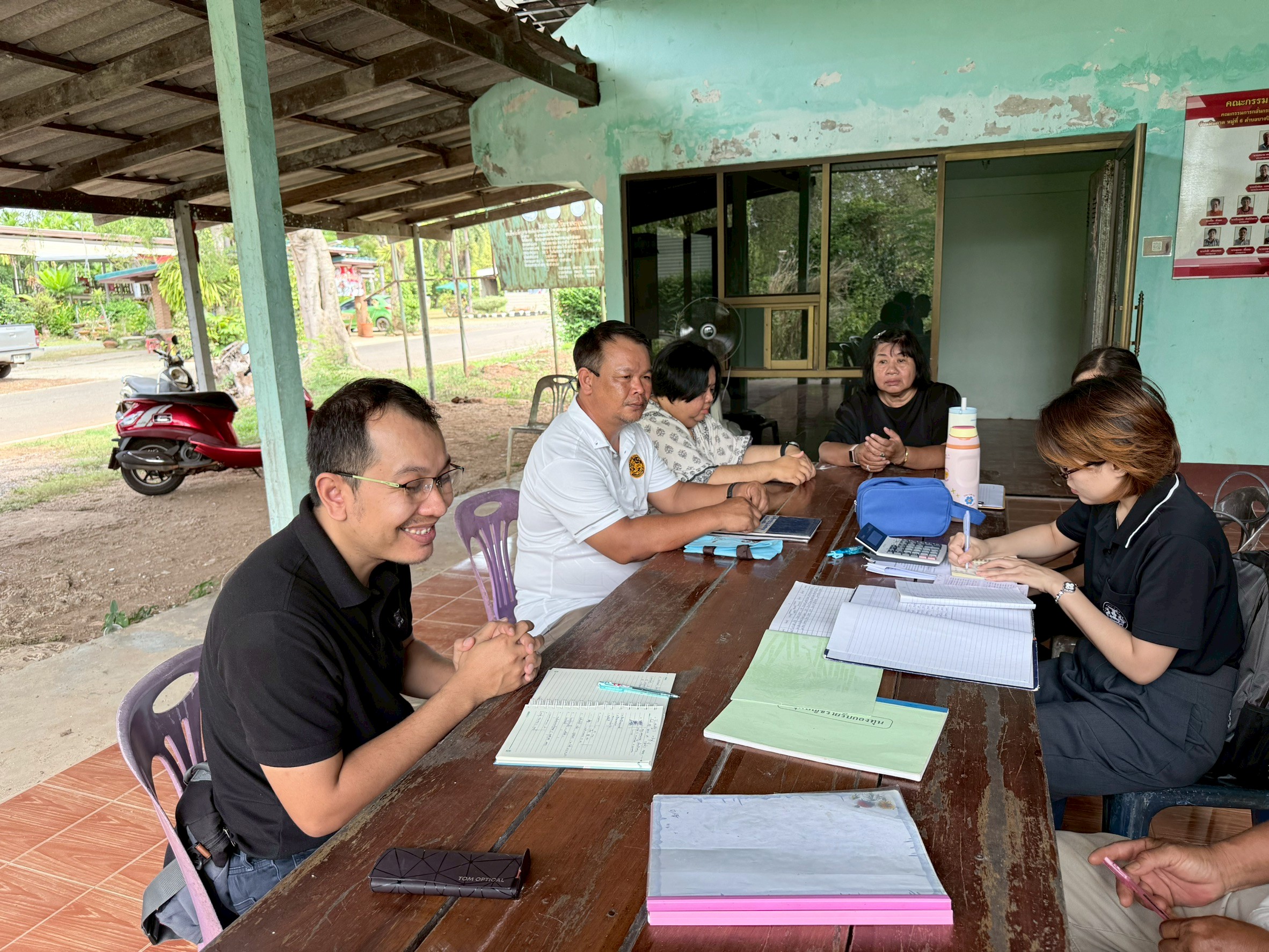 สพอ.แหลมงอบ ลงพื้นที่ร่วมติดตามสนับสนุนการดำเนินงานกองทุนหมู่บ้าน